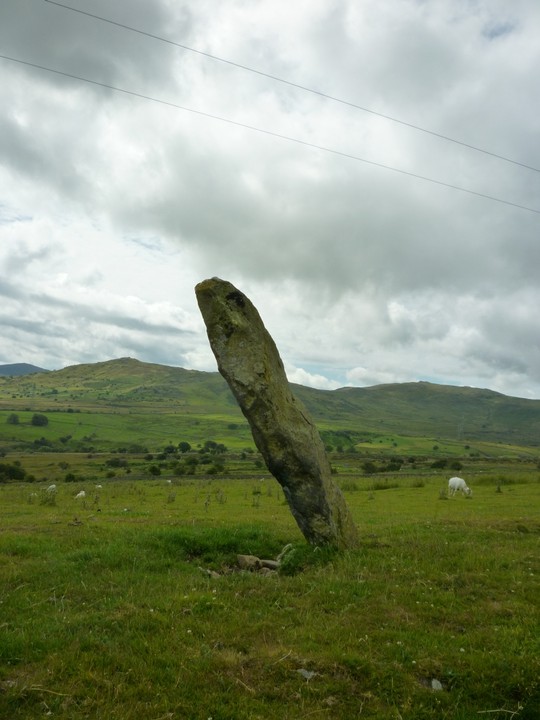 Ffon-y-Cawr (Standing Stone / Menhir) by Meic