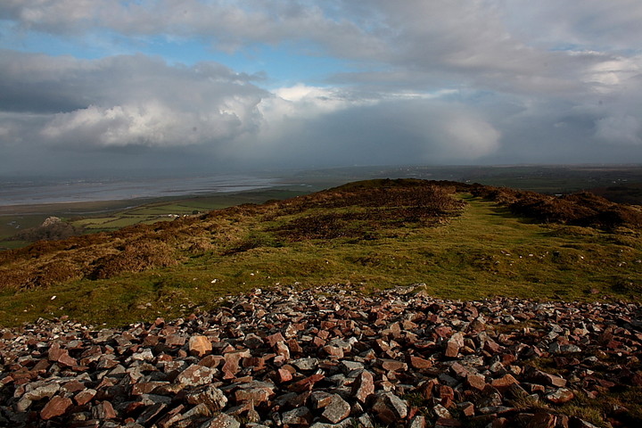 Llanmadoc Hill (Barrow / Cairn Cemetery) by GLADMAN