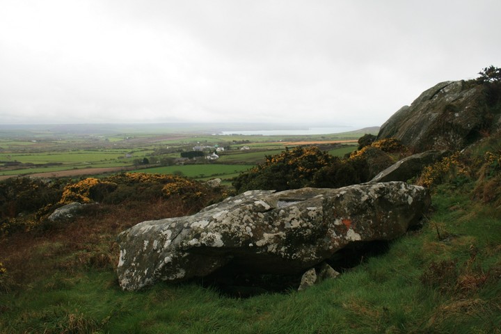 Carn Gilfach (Chambered Tomb) by postman