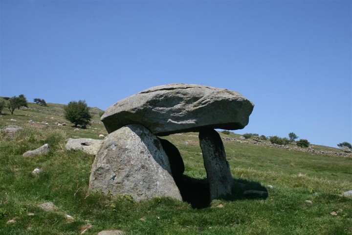 Maen-y-Bardd (Dolmen / Quoit / Cromlech) by Ravenfeather