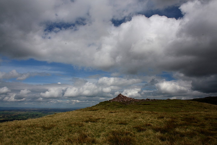 Picws Du, Y Mynydd Du (Round Cairn) by GLADMAN