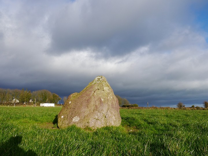 Castlelanaght (Standing Stone / Menhir) by Meic