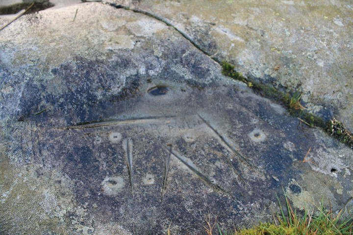 Foel Dduarth Arrow Stone (Carving) by postman