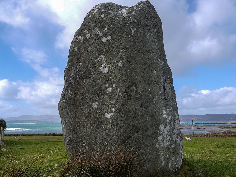 Ardacluggin (Standing Stone / Menhir) by Meic