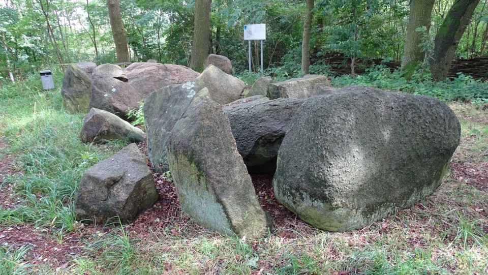 Darpvenner Steine 2 (Passage Grave) by Nucleus