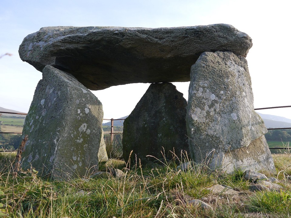 Bachwen Burial Chamber (Chambered Tomb) by Meic