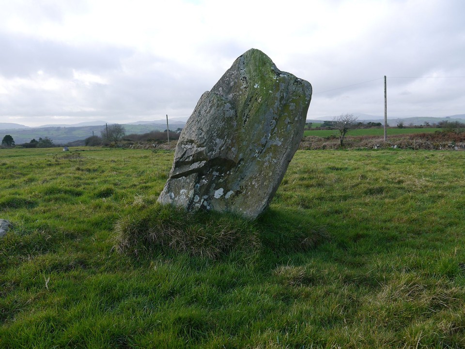 Kinneigh (Standing Stone / Menhir) by Meic