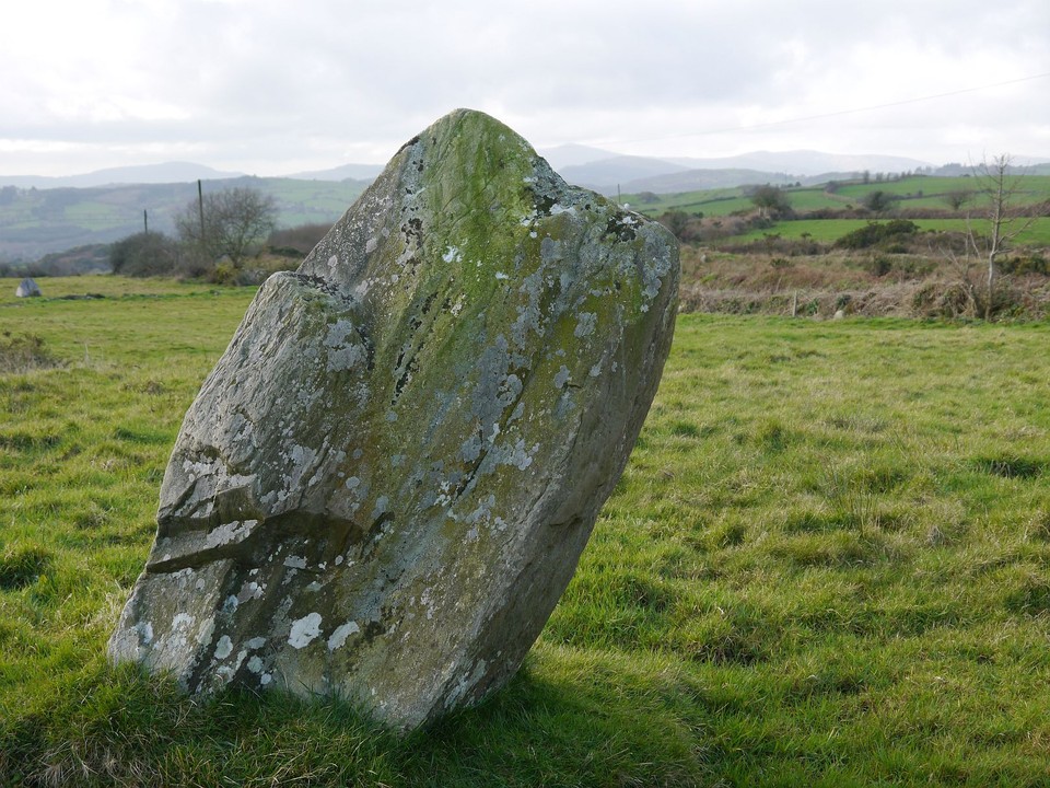 Kinneigh (Standing Stone / Menhir) by Meic