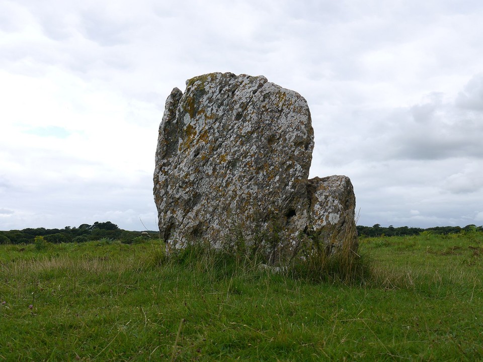 Devil's Quoit (Stackpole) (Standing Stone / Menhir) by Meic