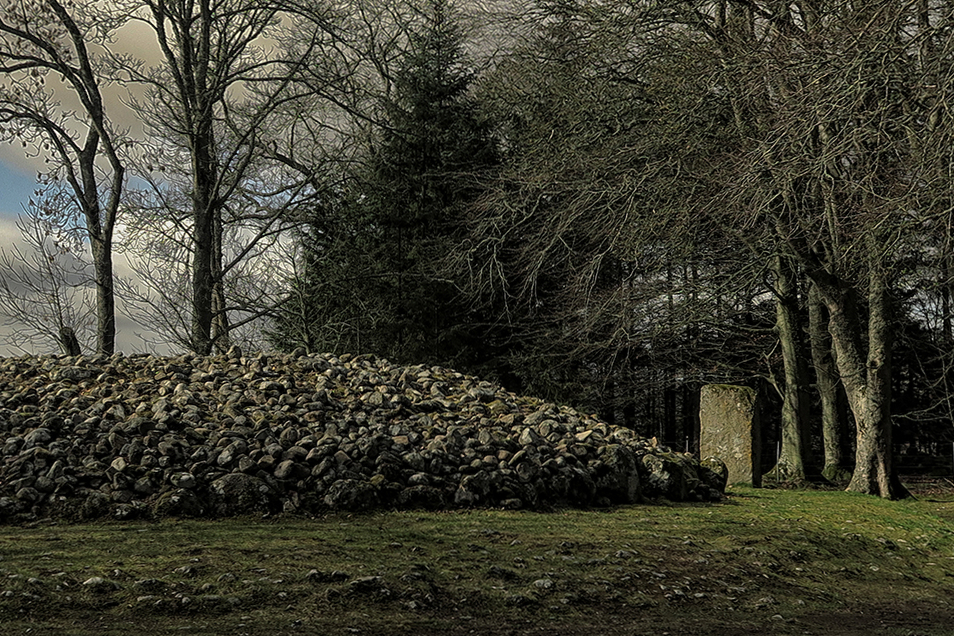 Clava Cairns (Clava Cairn) by thelonious