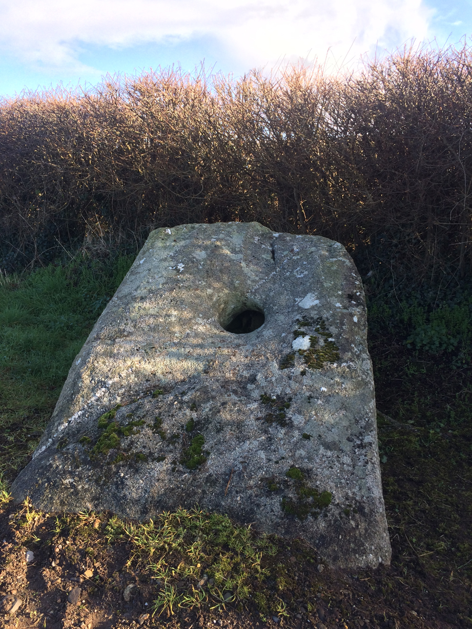Cloch An Phoill (Aghade) (Holed Stone) by ryaner
