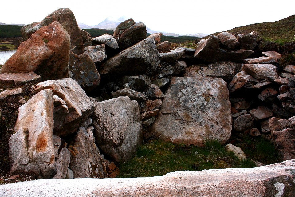 Loch Borralan East (Chambered Cairn) by GLADMAN