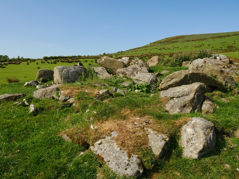 Glecknabae (Chambered Cairn) by thelonious