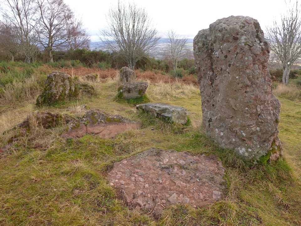 Leachkin (Chambered Cairn) by thelonious