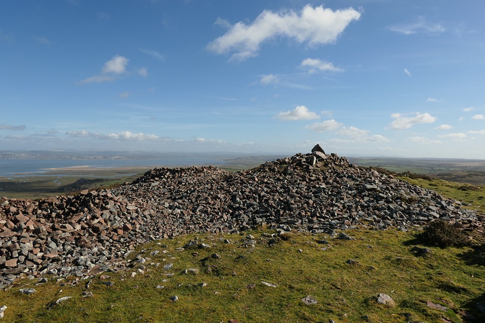 Llanmadoc Hill (Barrow / Cairn Cemetery) by thelonious