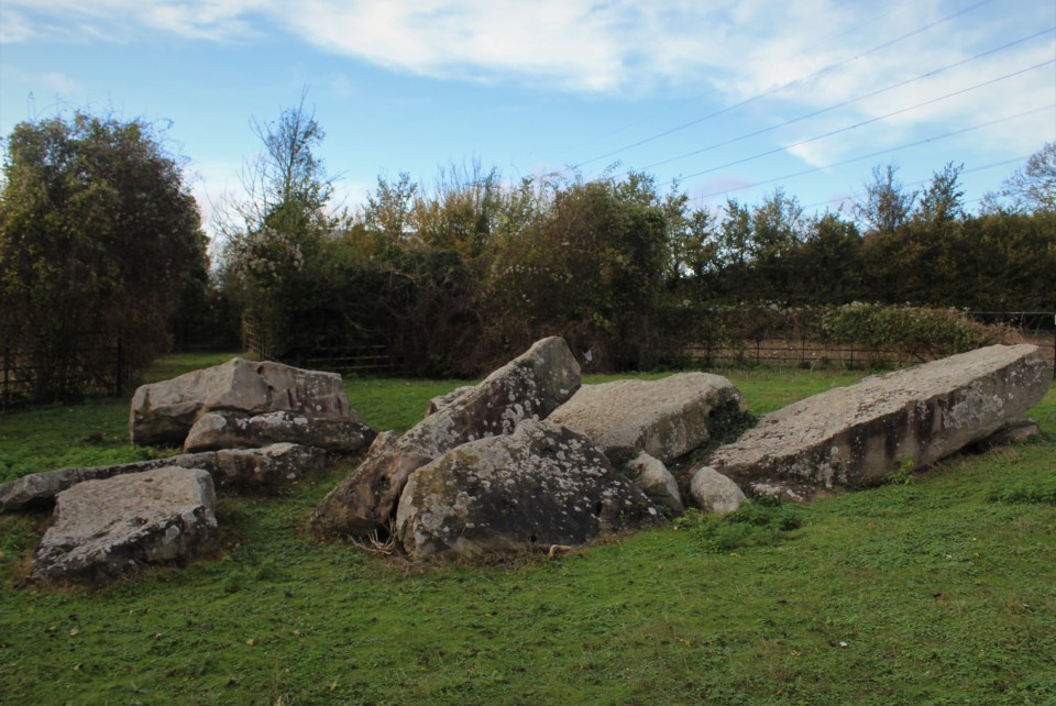 The Countless Stones (Dolmen / Quoit / Cromlech) by postman
