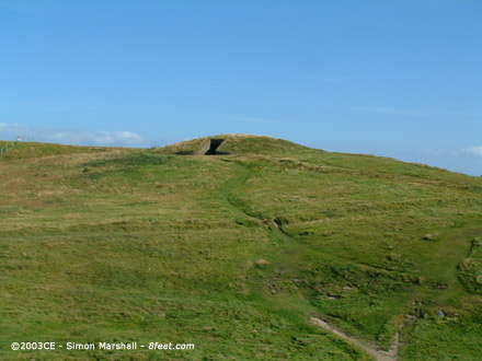 Barclodiad-y-Gawres (Chambered Cairn) by Kammer