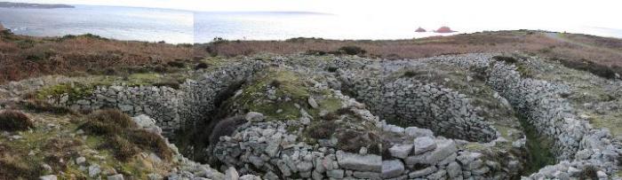 Carn Gluze (Chambered Cairn) by Moth