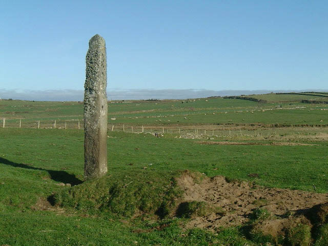 Carrowtrasna (Standing Stone / Menhir) by megaman