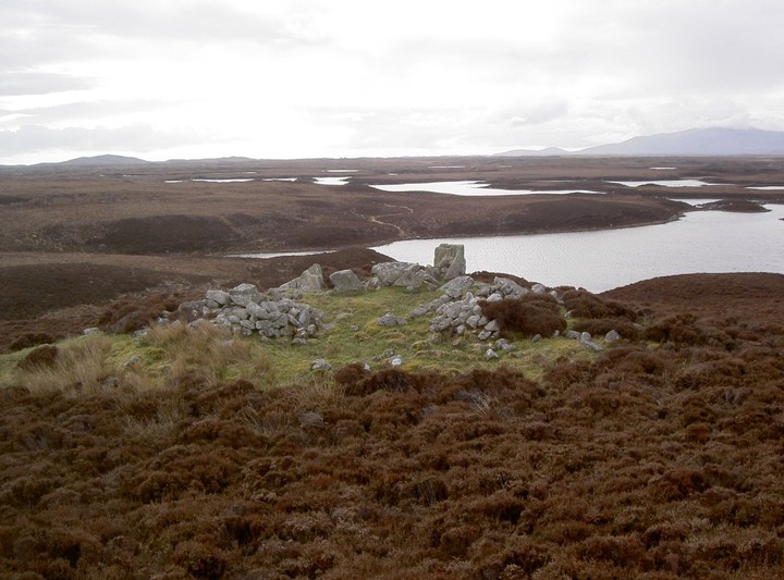 Airidh na h-Aon Oidche (Chambered Cairn) by Billmac