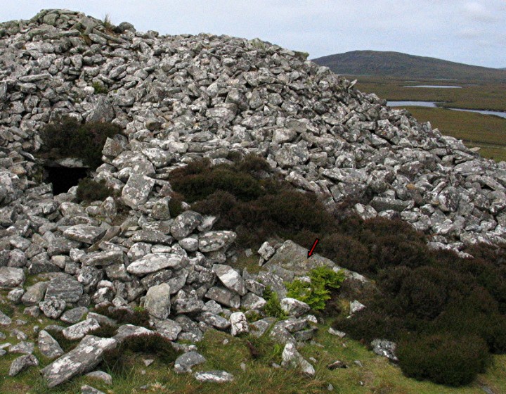 Barpa Langass (Chambered Cairn) by greywether