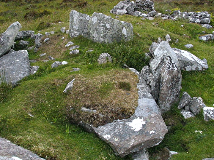 Loch Glen Na Feannag (Chambered Cairn) by greywether
