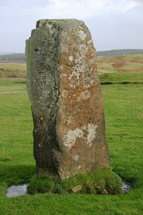 Cillchriosd (Standing Stone / Menhir) by tumulus