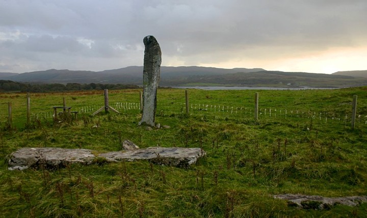 Quinish (Standing Stone / Menhir) by tumulus