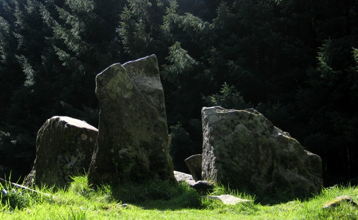Giants' Graves (Chambered Cairn) by greywether