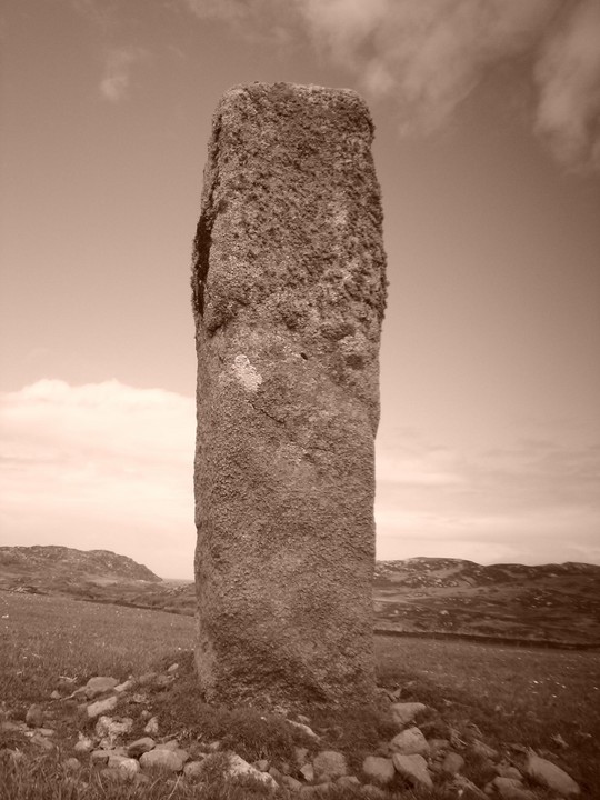 Tiraghoil (Standing Stone / Menhir) by Sarcassy