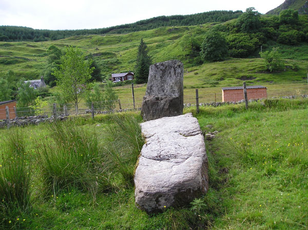 Creagantairbh Beag (Standing Stone / Menhir) by tiompan