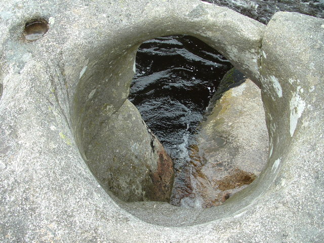 Tolmen Stone (Holed Stone) by doug