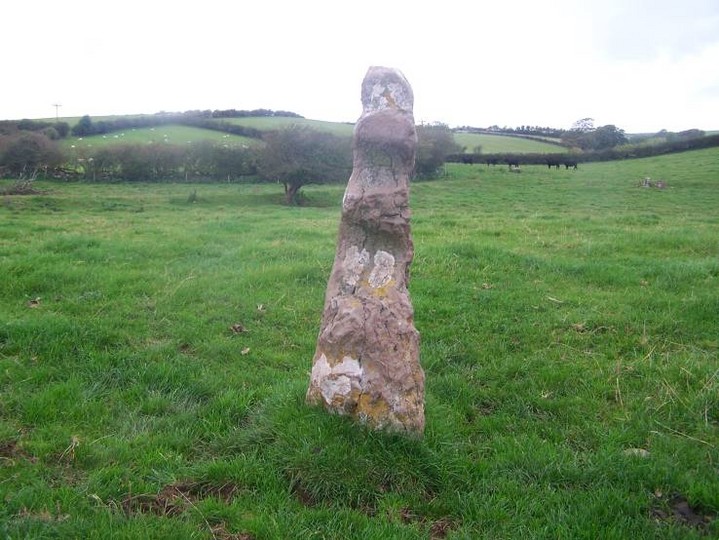 Middle Barrow (Standing Stone / Menhir) by treehugger-uk