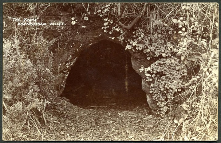 Porthcothan Fogou (Cave / Rock Shelter) by Chris Bond