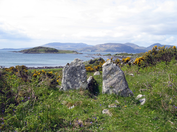 Cladh Chlainn Iain (Chambered Cairn) by rockandy