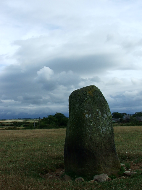 Llys Einion (Standing Stone / Menhir) by postman