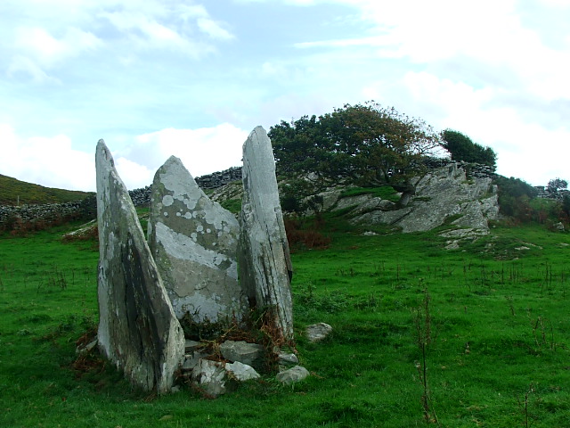 Cist Cerrig (Burial Chamber) by postman