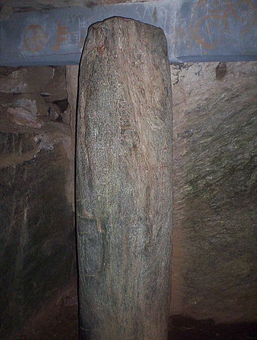 Bryn Celli Ddu (Chambered Cairn) by hamish