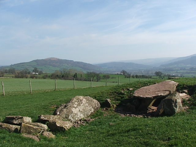 Ty Illtyd (Chambered Tomb) by postman