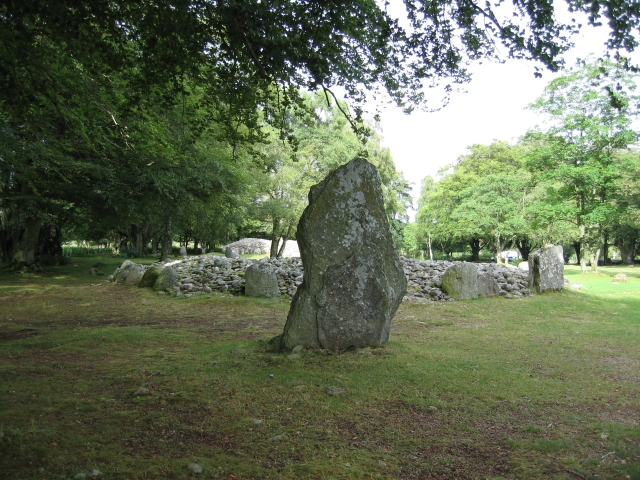 Clava Cairns (Clava Cairn) by Meic