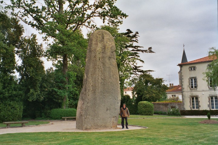 Menhir du Champ de Cesar (Standing Stone / Menhir) by Spaceship mark
