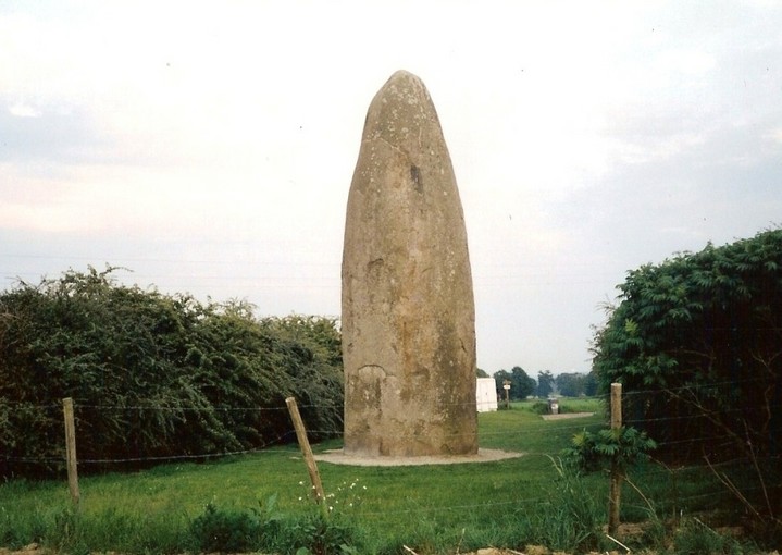 Menhir de Champ-Dolent (Standing Stone / Menhir) by postman