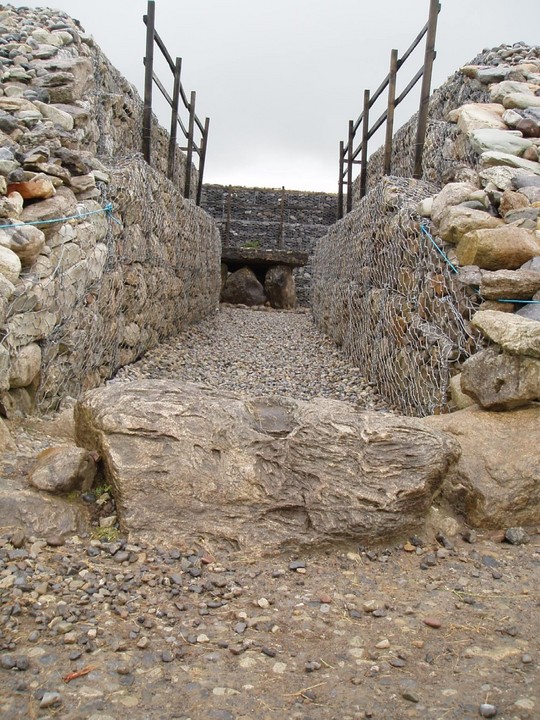 Listoghil - Tomb 51 (Chambered Cairn) by Vicster