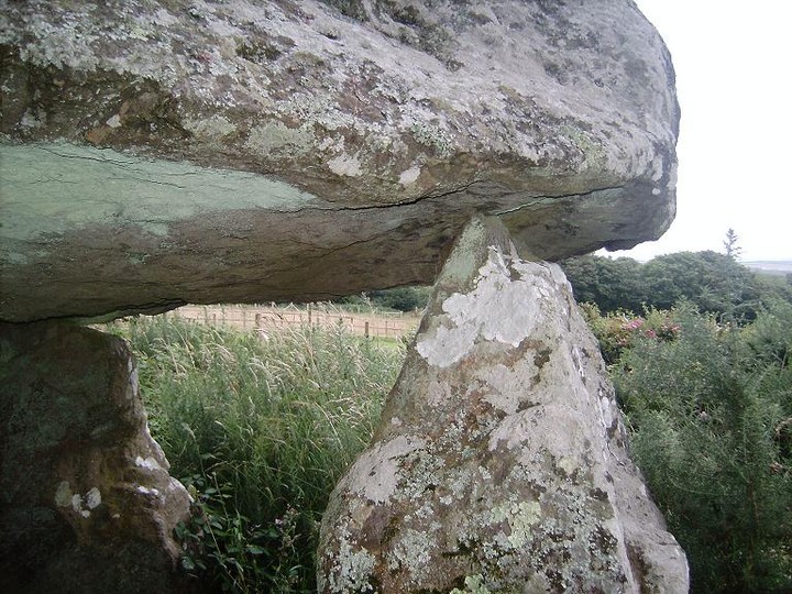The Hanging Stone (Dolmen / Quoit / Cromlech) by p0ds