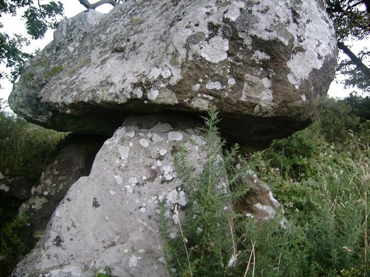 The Hanging Stone (Dolmen / Quoit / Cromlech) by p0ds