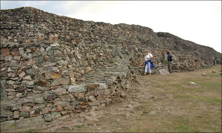 Barnenez (Chambered Cairn) by mrcrusty