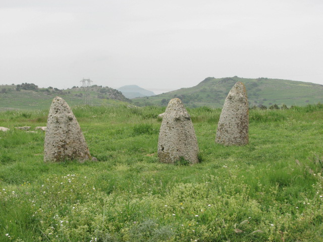 Tamuli Betili (Stone Row / Alignment) by sals