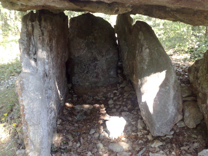 Dolmen les trois pierres (Dolmen / Quoit / Cromlech) by juamei