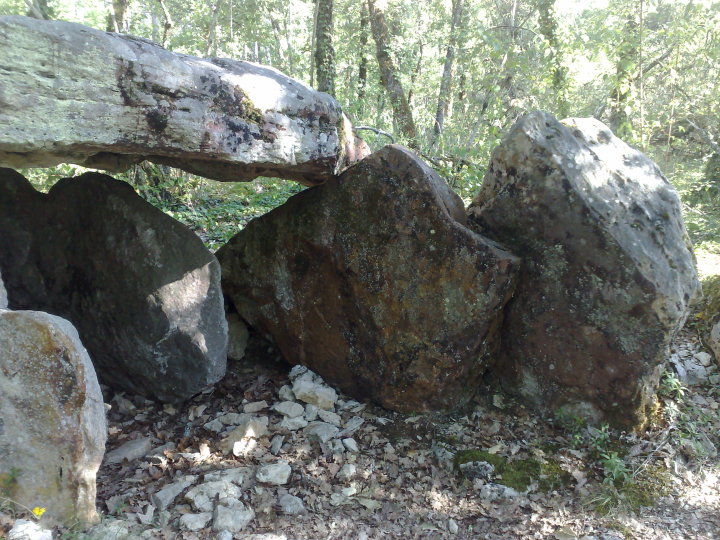 Dolmen les trois pierres (Dolmen / Quoit / Cromlech) by juamei