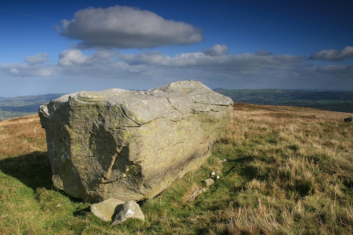Waen Bryn-Gwenith  (stone II) (Standing Stone / Menhir) by postman